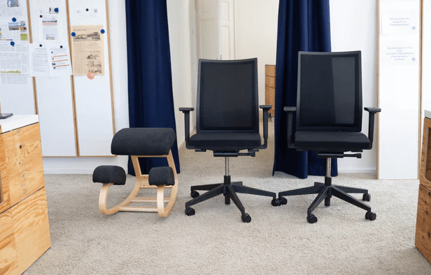Figure out the differences between a kneeling chair and an office chair